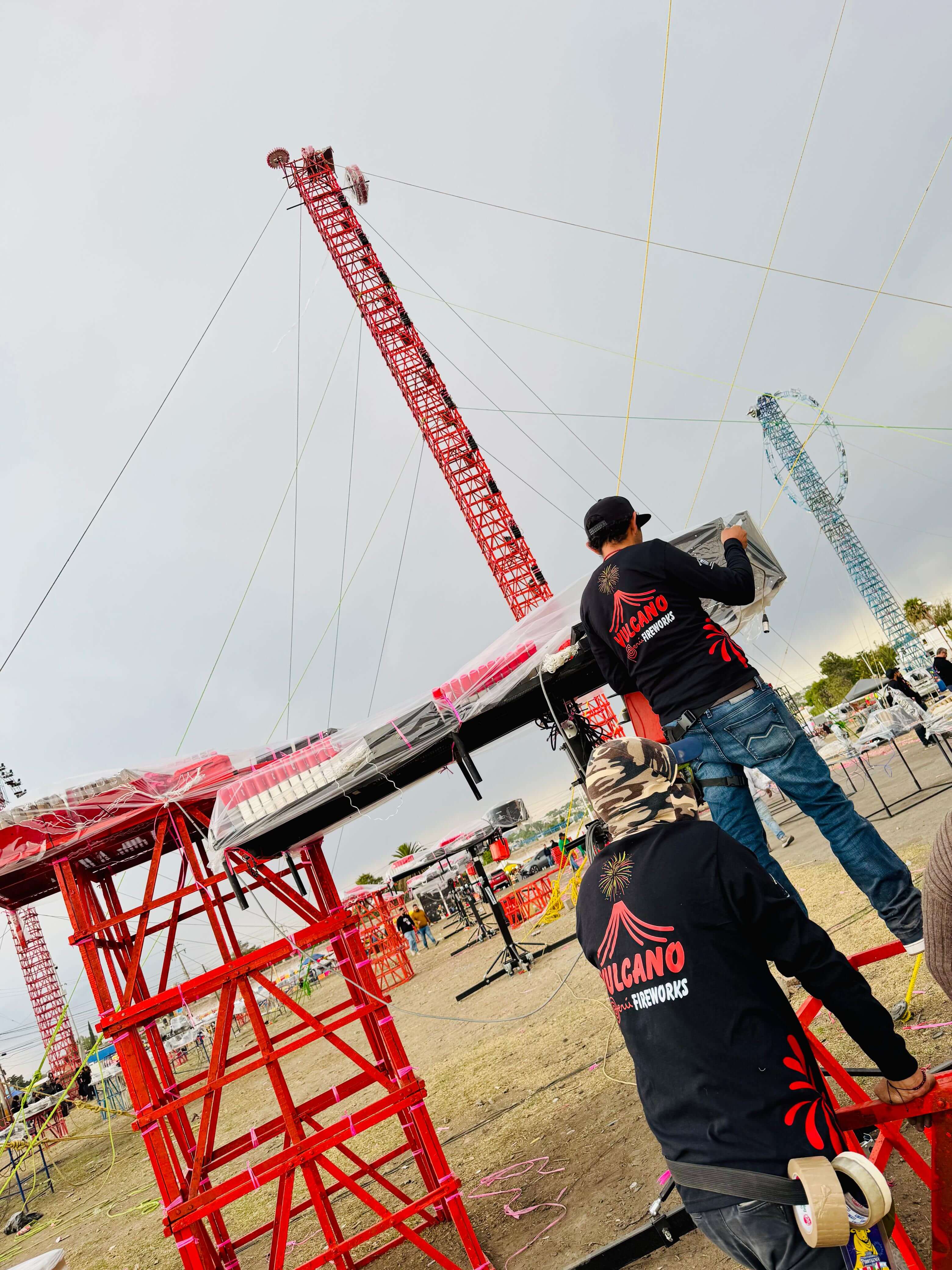 Equipo Vulcano preparando escenario